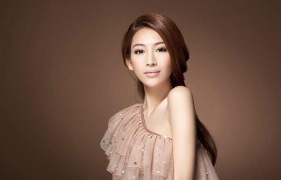 官宣!温雅晒合照及婚戒宣布结婚喜讯