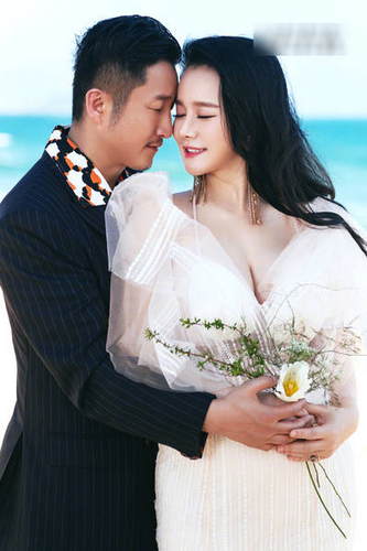 邹市明冉莹颖结婚八周年 海边浪漫亲吻再现求婚场景